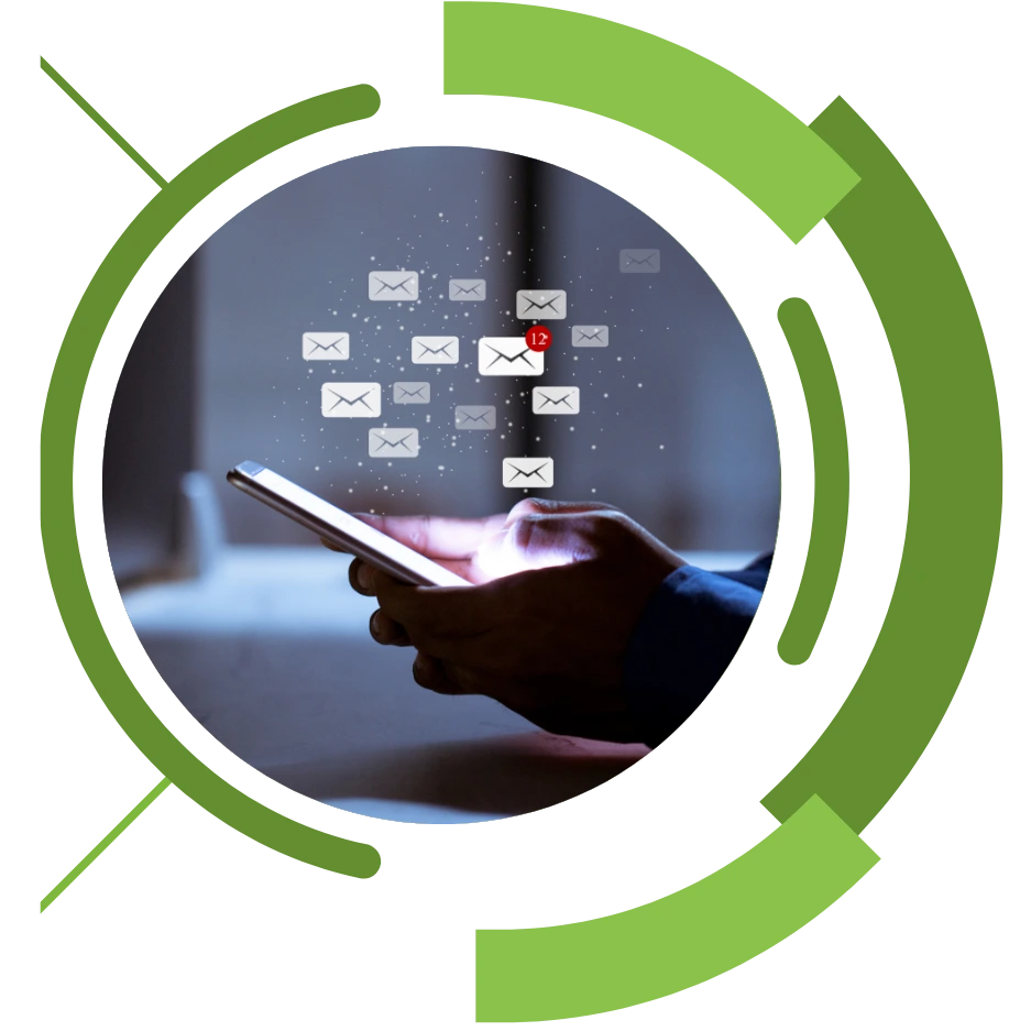 Mujer de cabello rojo hablando por celular