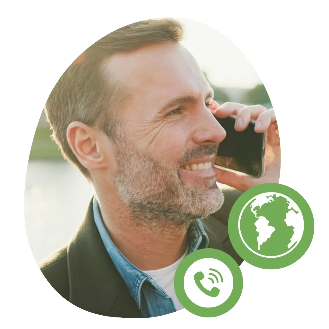 hombre feliz haciendo uso del servicio de numeración bestvoiper - mirada al horizonte