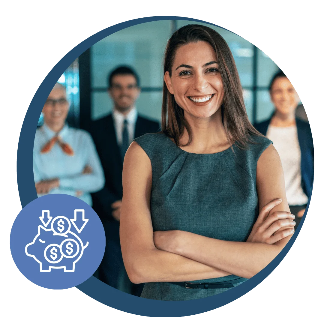 Mujer con gafas y cabello corto haciendo uso del servicio BestPbx